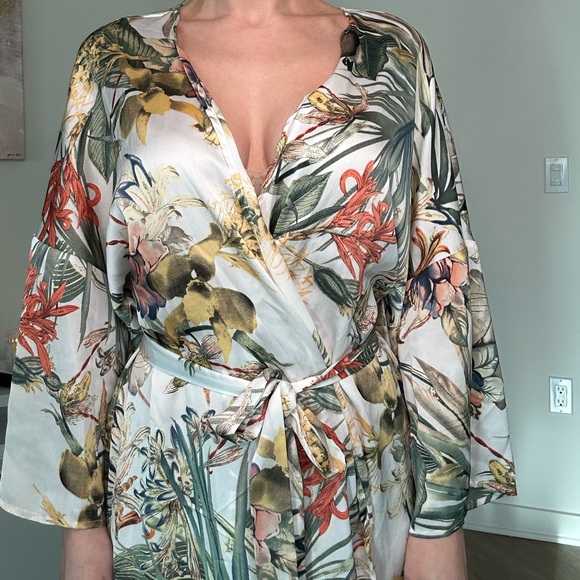Perfect as a pool pareo, beach cover-up, or luxurious lounge robe. - Picture 3 of 10